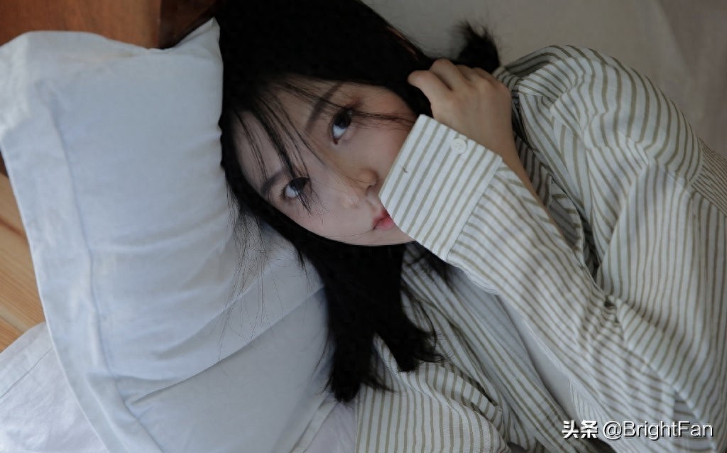 牛仔热裤美女夏日清爽俏皮性感唯美写真图片