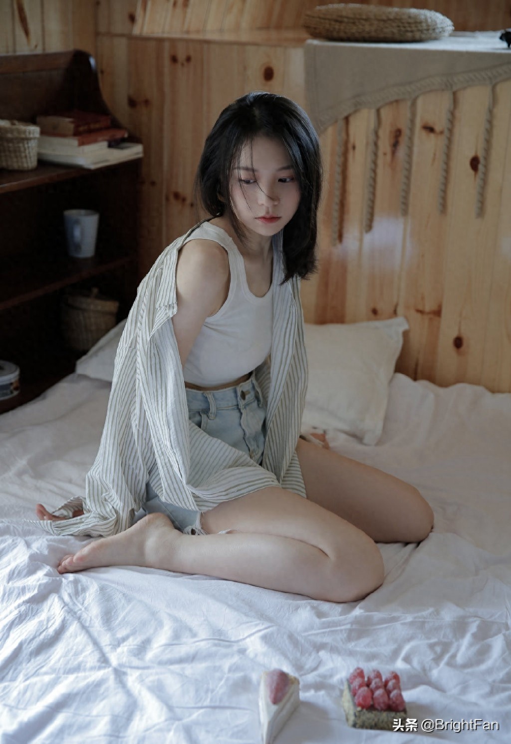 牛仔热裤美女夏日清爽俏皮性感唯美写真图片