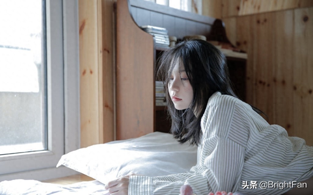 牛仔热裤美女夏日清爽俏皮性感唯美写真图片