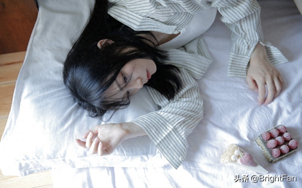 牛仔热裤美女夏日清爽俏皮性感唯美写真图片