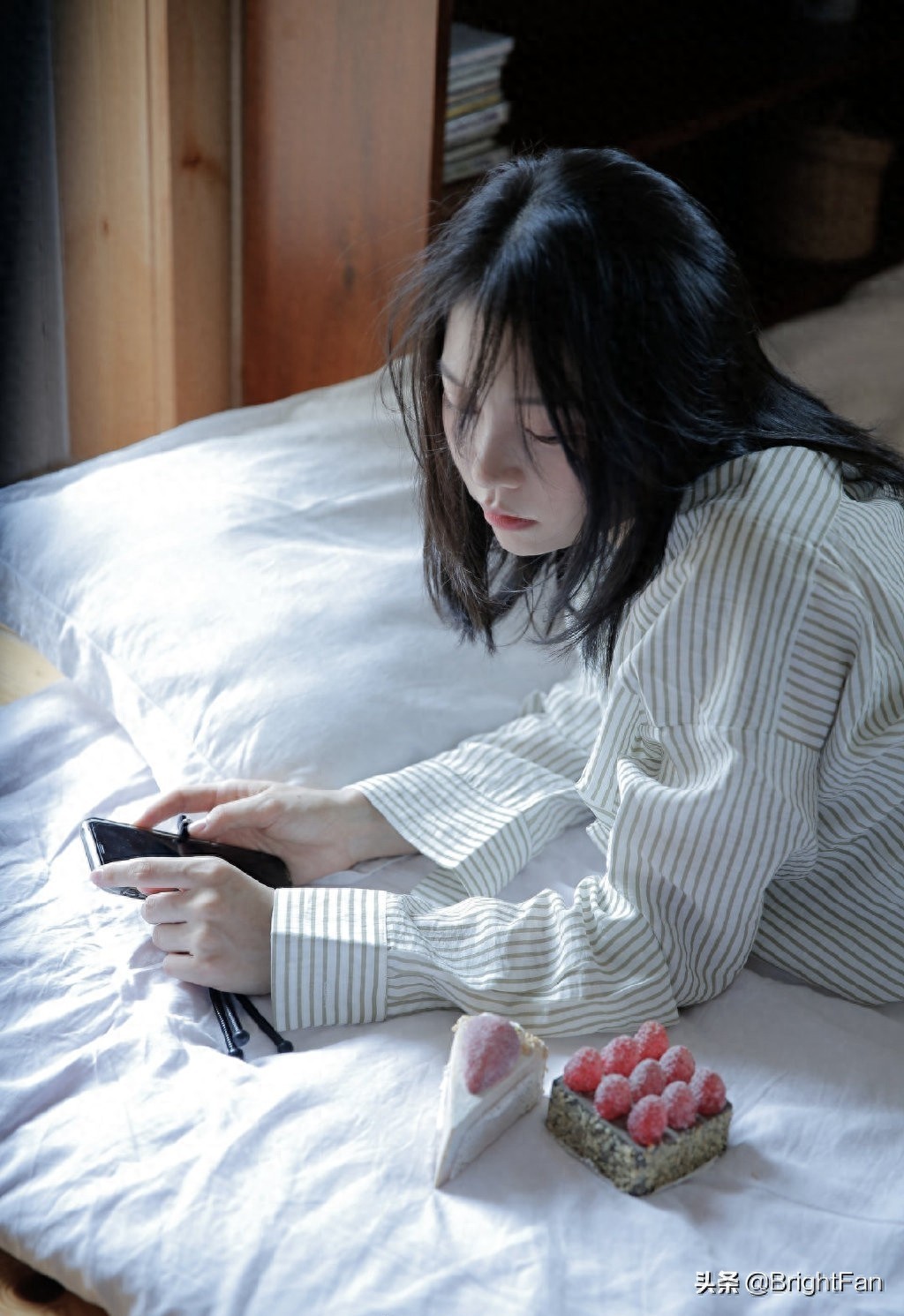 牛仔热裤美女夏日清爽俏皮性感唯美写真图片