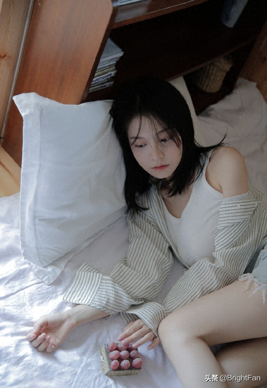 牛仔热裤美女夏日清爽俏皮性感唯美写真图片