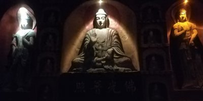 ​万佛洞是山东济南著名的旅游景点，兴建于1992年