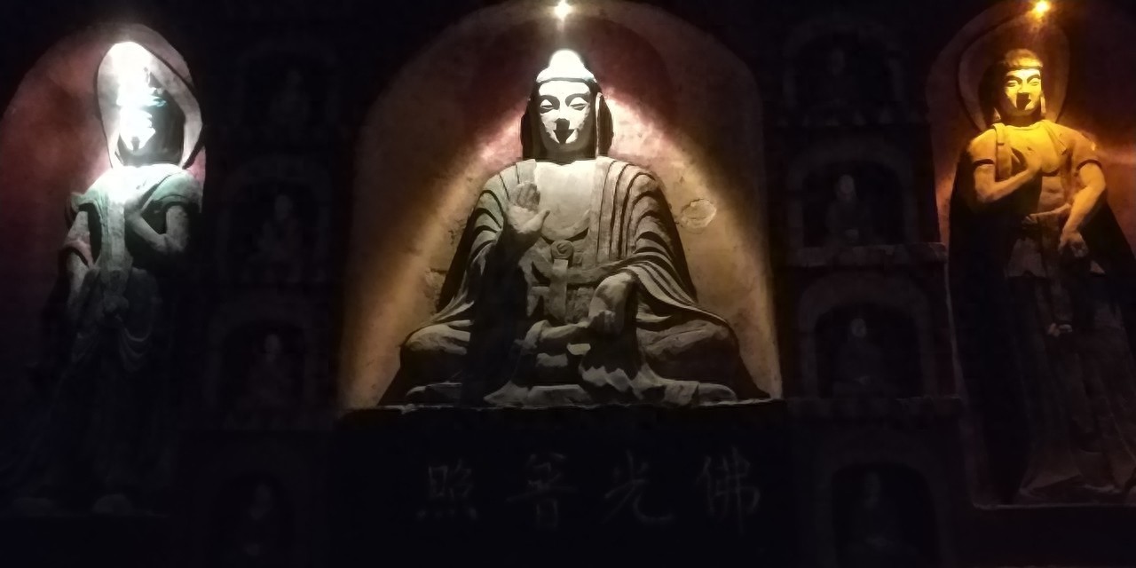 万佛洞是山东济南著名的旅游景点，兴建于1992年