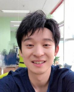 ​董子健假笑男孩是什么梗？董子健晒照发文“抗议”回应