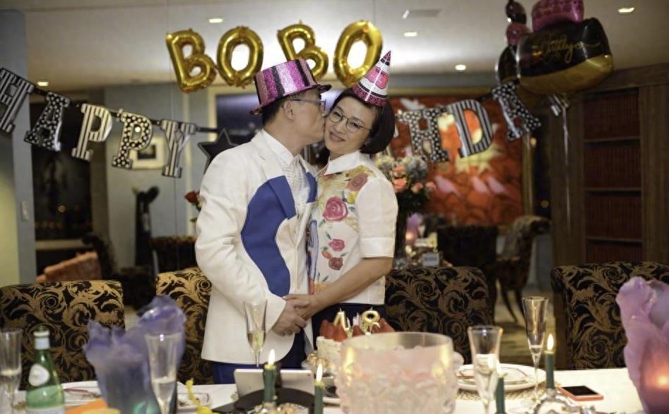 周立波51岁生日和太太贴面相拥 十指紧扣 甚是甜蜜 坚称无愧于心