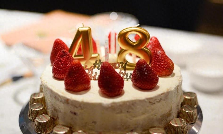 周立波51岁生日和太太贴面相拥 十指紧扣 甚是甜蜜 坚称无愧于心