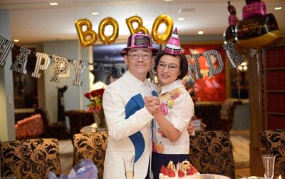 ​周立波51岁生日和太太贴面相拥 十指紧扣 甚是甜蜜 坚称无愧于心