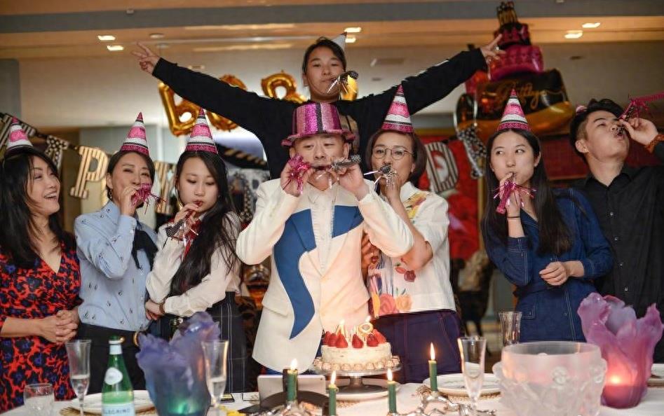 周立波51岁生日和太太贴面相拥 十指紧扣 甚是甜蜜 坚称无愧于心