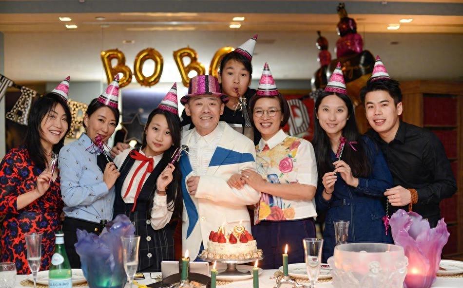 周立波51岁生日和太太贴面相拥 十指紧扣 甚是甜蜜 坚称无愧于心