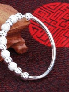 ​银耳钉变黑了说明什么(银首饰发黑怎样清洗)