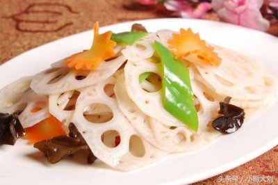 ​怎么炒藕片好吃？加点它，炒出的藕片又白又嫩，清脆爽口