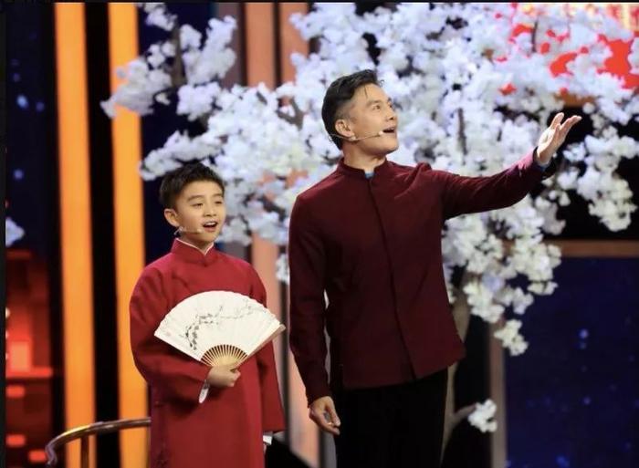 11岁华侨少年携手李玉刚致敬经典，一开嗓，整个世界都亮了！