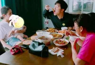 ​付辛博老婆太贤惠，颖儿居家穿睡衣，却给女儿扎头发套公主裙