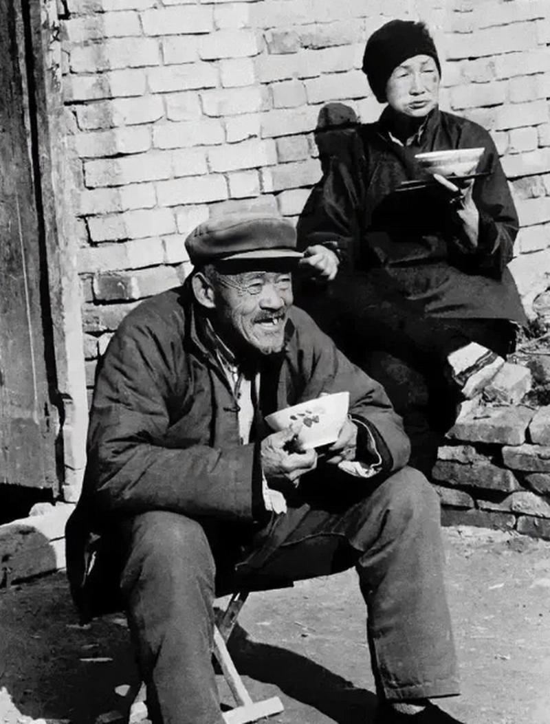 六七十年代农村生活景象图片 六七十年代农村生活景象图片秋天玉米地收割后的玉米地