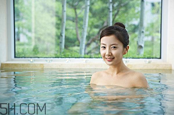 吃饭前洗澡好还是饭后洗的好 两者皆不宜