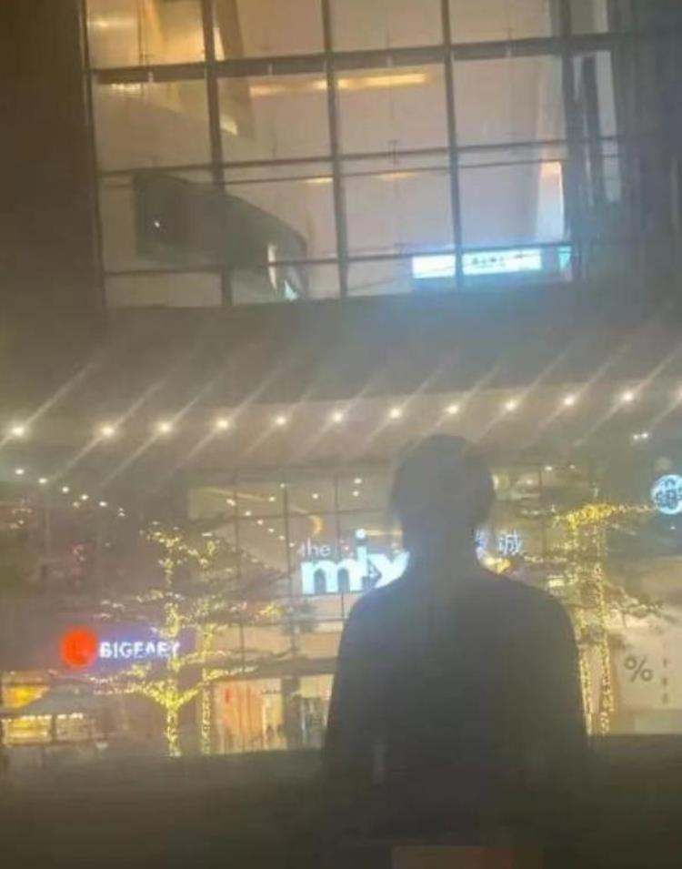 南宁公园一女子裸露下半身拍照「下身几乎全裸广西女子在南宁多个地标处拍不雅照」