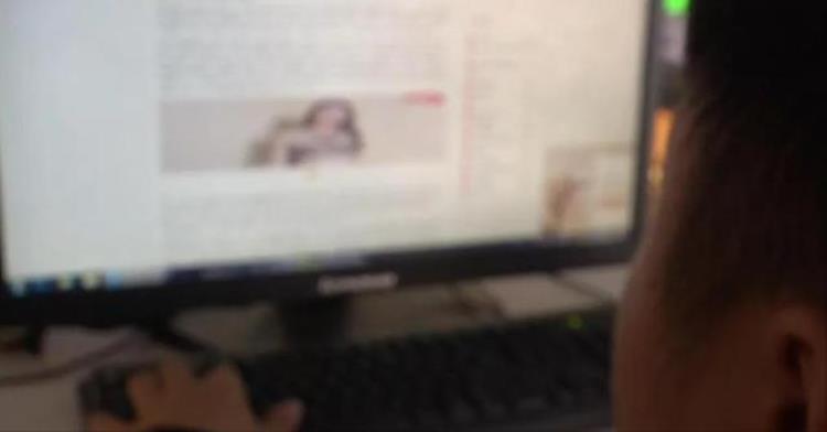 南宁公园一女子裸露下半身拍照「下身几乎全裸广西女子在南宁多个地标处拍不雅照」