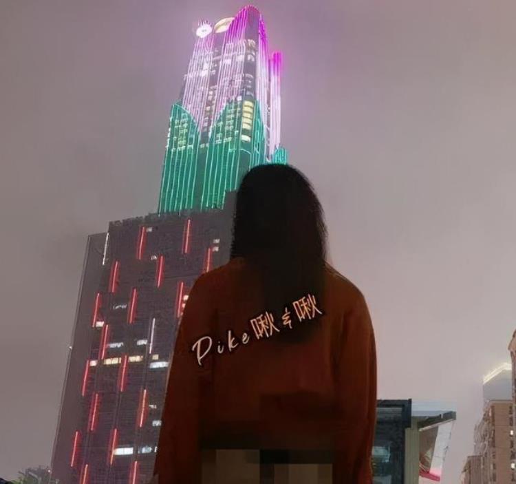 南宁公园一女子裸露下半身拍照「下身几乎全裸广西女子在南宁多个地标处拍不雅照」