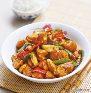 ​海鲜酱的用途做什么菜(黄焖鸡吃腻了换大蒜焖，再加上海鲜酱咸香浓郁，特别下饭