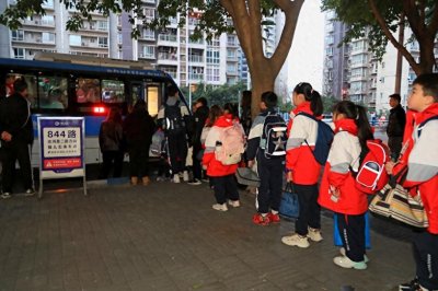 ​护航开学季 公交844线早高峰开行区间车