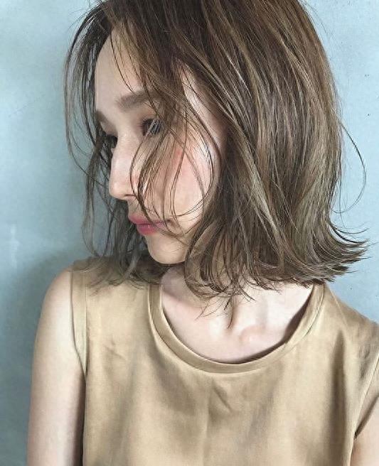 日本女生夏日发色新灵感：低饱和度的浅咖啡色，在阳光下更美呢！