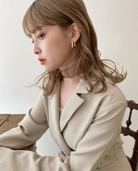 日本女生夏日发色新灵感：低饱和度的浅咖啡色，在阳光下更美呢！