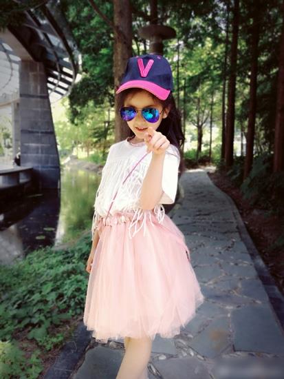 王菲“女儿”长大了！徐婧荧私照十分有范，小小年纪就这样，长大可不得了了