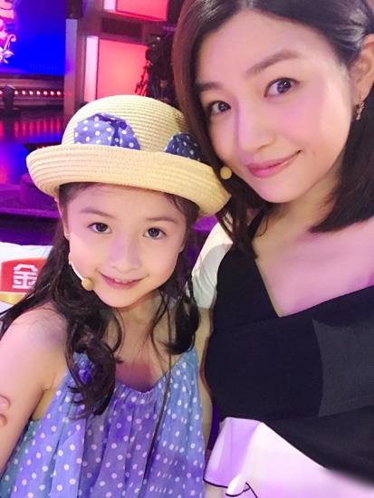 王菲“女儿”长大了！徐婧荧私照十分有范，小小年纪就这样，长大可不得了了