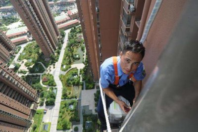 ​空调安装师傅频繁坠落，沦为高危职业，到底谁的过错？
