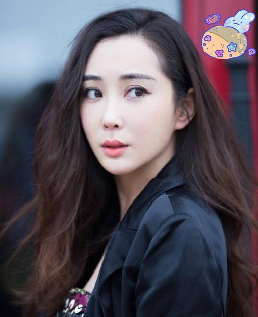 “古装美男”严屹宽老婆曝光，竟然是《灵魂摆渡》里面的她！