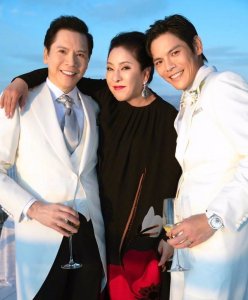 ​网红婆婆向太是什么家族背景，连赌王何鸿燊都退让三分