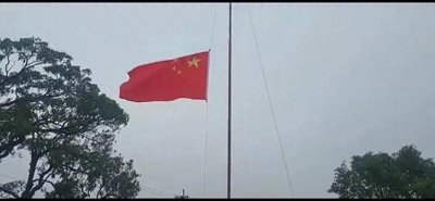 ​五星红旗飘扬在台湾上空！几位老人在台南艰难的完成了升旗仪式。