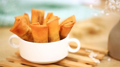 ​炸春卷时，油烧几分热合适？大厨：烧不对，怪不得软塌不酥脆