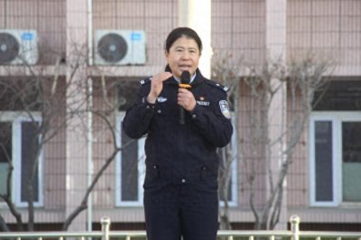 ​“警”校携手 共筑“心安校园”——滨城区第一小学举行交通安全教育主题升旗仪