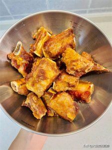 ​外酥里嫩的炸排骨简直好吃到吮手指，蒜香浓郁，怎么吃都不会腻！