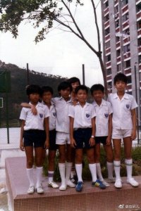 ​应采儿微博晒春哥罕见童年照 陈小春竟问：谁呀？