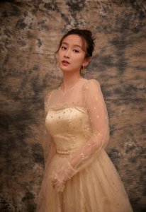 ​组图：刘美含宫裙照，美丽动人，笑容好可爱