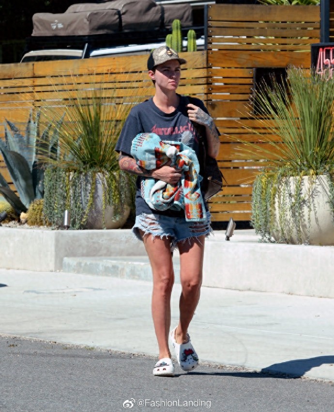 鲁比·洛斯现身洛杉矶街头,这腿像是日光浴晒,这也太红了