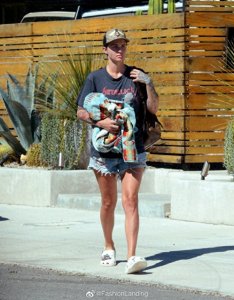 ​鲁比·洛斯现身洛杉矶街头，这腿像是日光浴晒，这也太红了