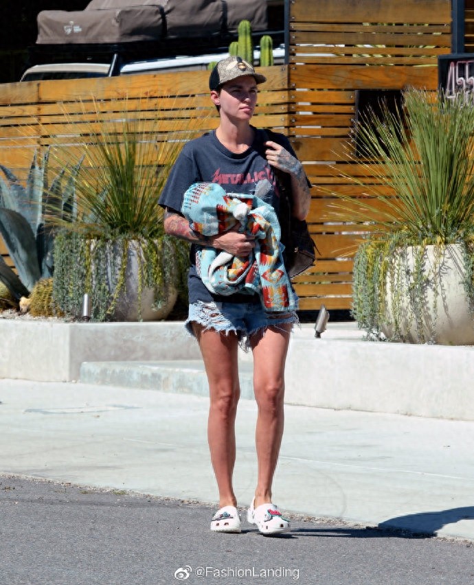 鲁比·洛斯现身洛杉矶街头,这腿像是日光浴晒,这也太红了