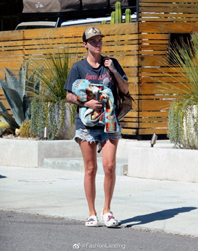 鲁比·洛斯现身洛杉矶街头,这腿像是日光浴晒,这也太红了