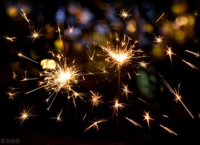 ​“sparks fly”别理解成“火花飞舞”
