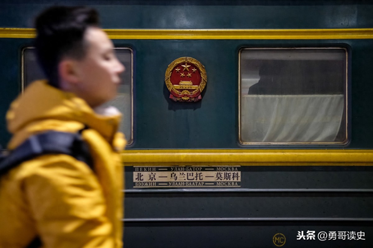 年度大片《囧妈》里出现的k3跨国列车，长什么样子？