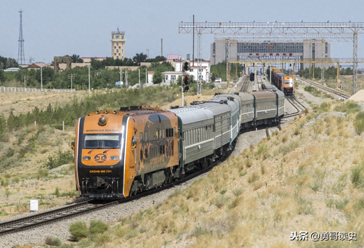 年度大片《囧妈》里出现的k3跨国列车，长什么样子？