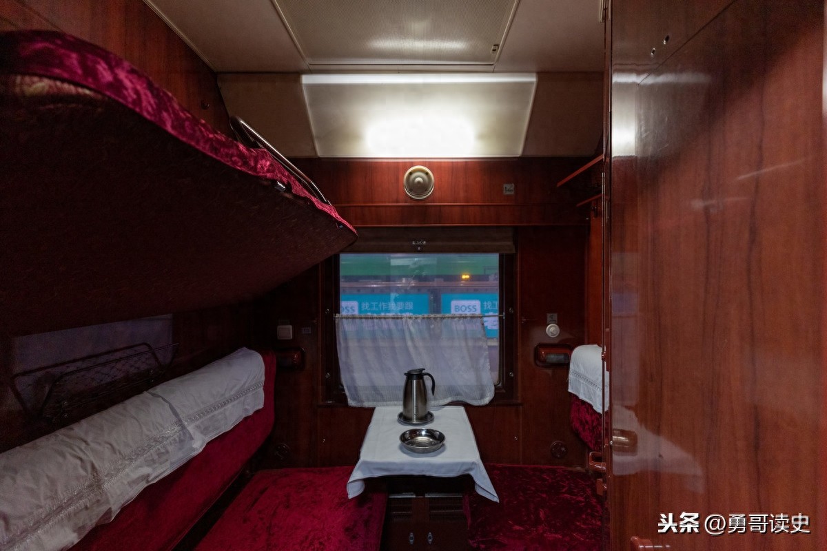 年度大片《囧妈》里出现的k3跨国列车，长什么样子？