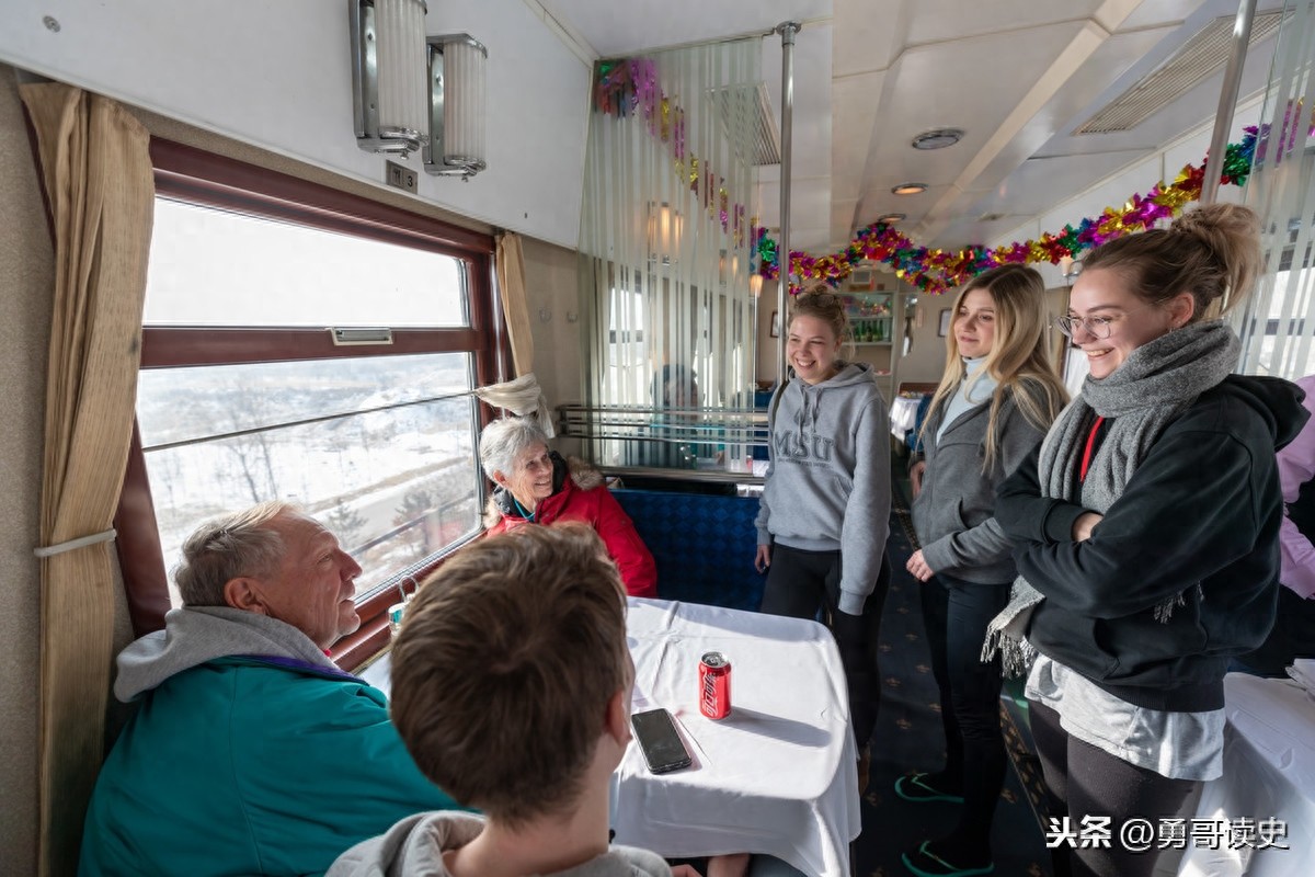 年度大片《囧妈》里出现的k3跨国列车，长什么样子？