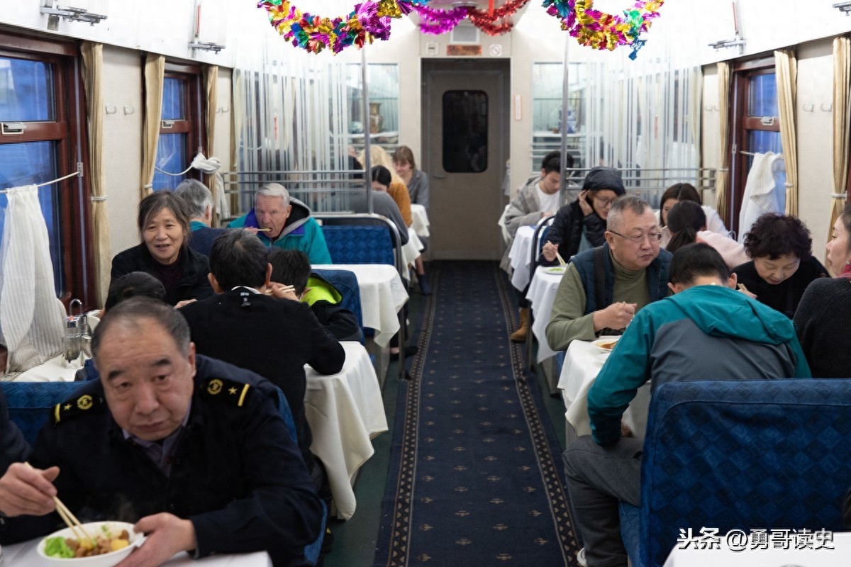 年度大片《囧妈》里出现的k3跨国列车，长什么样子？