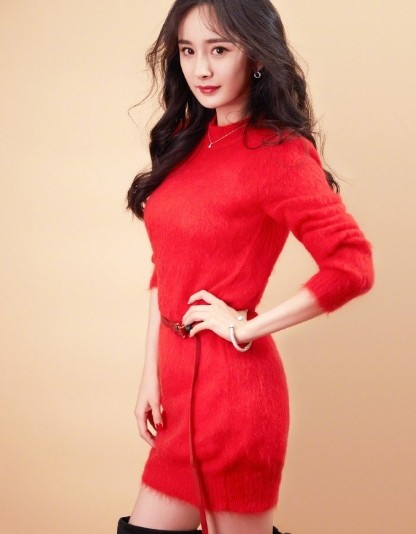 杨幂女儿在街边被拍画面好萌，动作软萌爱撒娇，网友：同款小杨幂