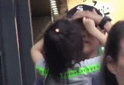 杨幂女儿在街边被拍画面好萌，动作软萌爱撒娇，网友：同款小杨幂